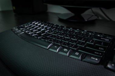 İngilizce ve İbranice harflerle klavye