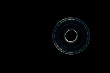 Soyut eğri mavi ve sarı çizgiler parlayan