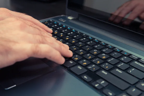 ヘブライ語と英語の文字をキーボードで入力する男 — ストック写真