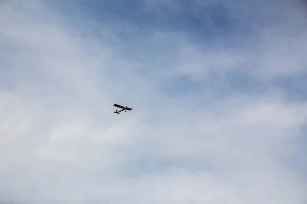 Aeronave ușoare care zboară pe cer — Fotografie, imagine de stoc
