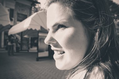 Genç kadın onun suratındaki sinsi dişlek gülümseyerek sol görünüyor