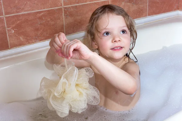Маленькая девочка принимает ванну с пеной — стоковое фото