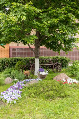 Çiçek Bahçesi ile eski ahşap sepeti