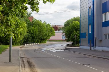 Ofis Binası sessiz yeşil sokak