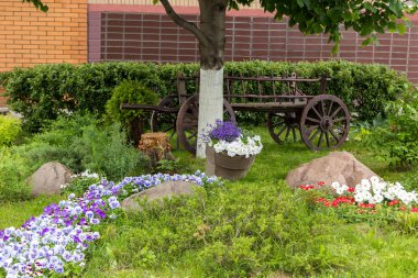 Çiçek Bahçesi ile eski ahşap sepeti