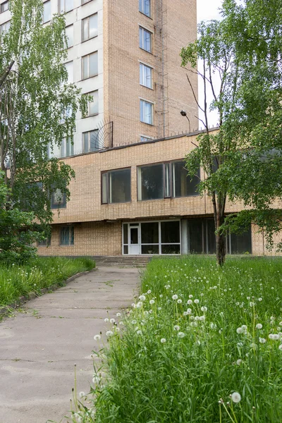 Oude bakstenen kantoorgebouw omgeven met groen — Stockfoto