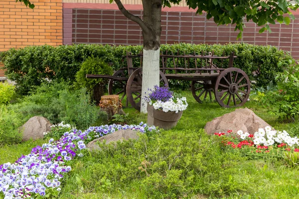 Çiçek Bahçesi ile eski ahşap sepeti