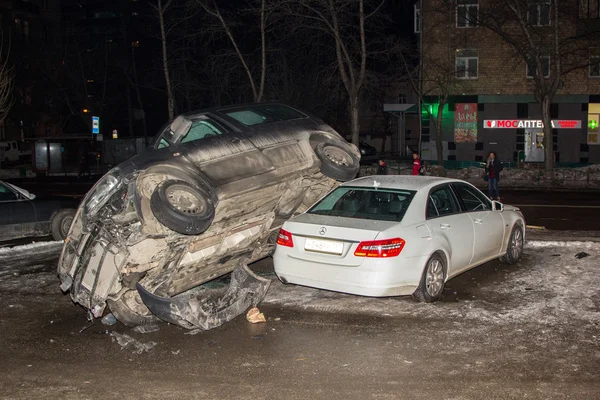 Coche estacionado en el techo de los otros dos — Foto de Stock