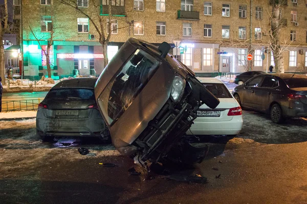 Coche estacionado en el techo de los otros dos — Foto de Stock