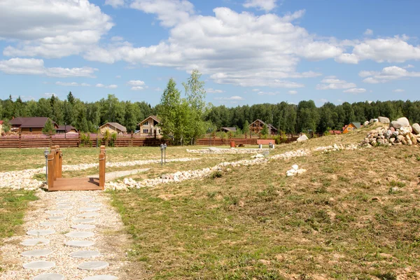 Ausgetrockneter Rasen in Park mit Gehwegen — Stockfoto