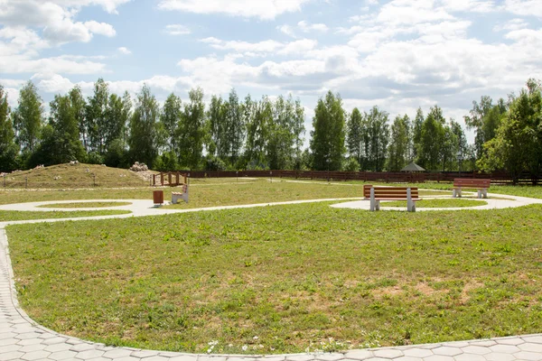 Загородный парк с дорожками и скамейками — стоковое фото