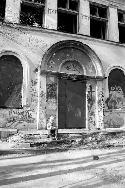 버려진된 건물의 파괴 단계에 앉아 어린 소녀 — 스톡 사진