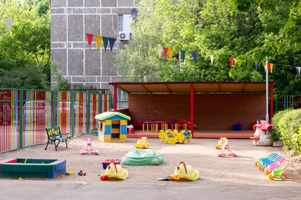 Jouets sur aire de jeux sablonneuse de l'école maternelle — Photo