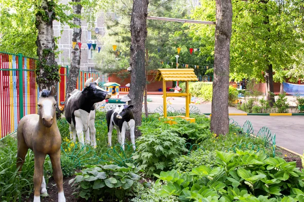 Quintal verde e estatuetas na creche — Fotografia de Stock