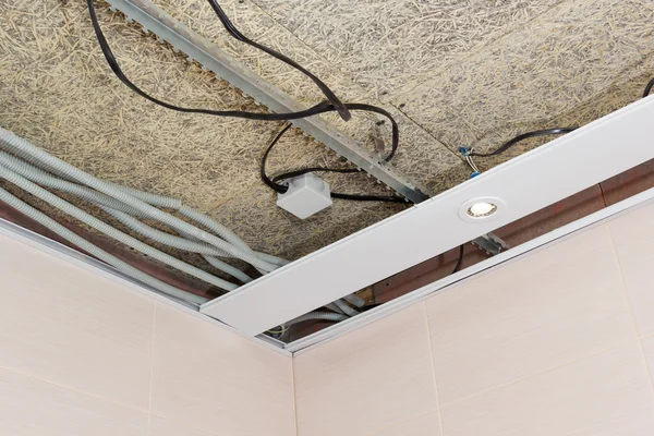 繊維マットおよび吊り天井と電気配線 — ストック写真