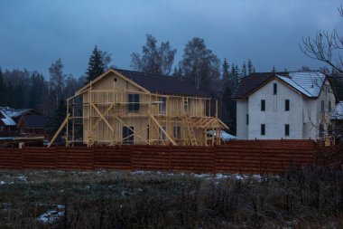 ahşap çerçeve ev gece karanlığında iskele