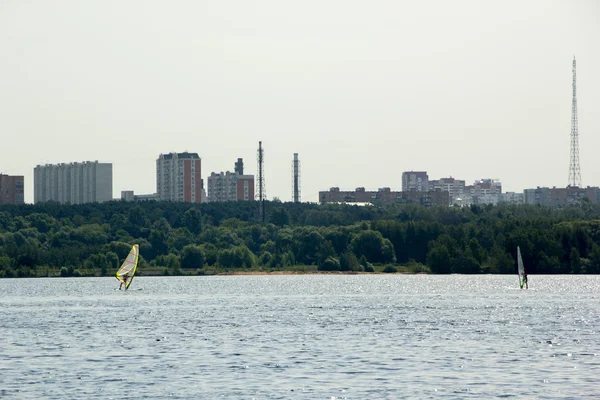 iki rüzgar sörfçüleri göl şehir sörf