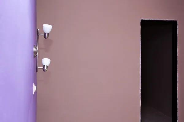 Pared pintada en lila brillante y luces de pared — Foto de Stock