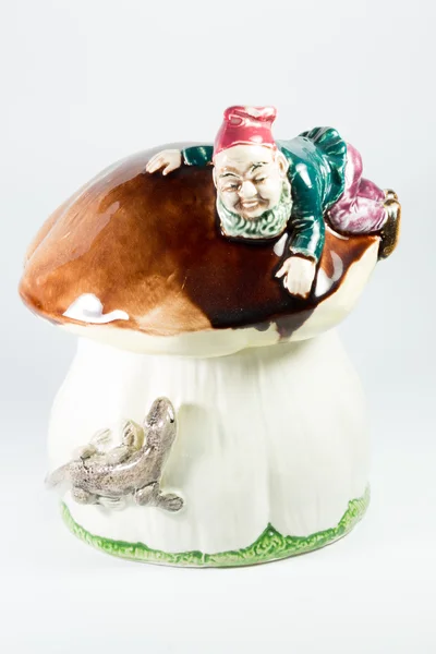 Porslin gnome och ödla på svamp på vit bakgrund — Stockfoto