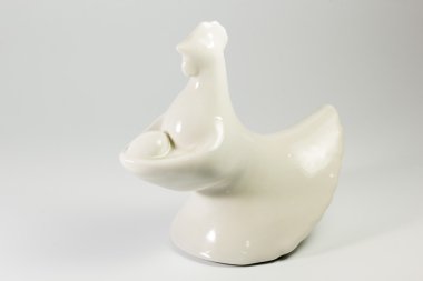 tavuk beyaz zemin üzerine porselen biblo