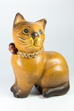 bir kedi beyaz arka plan üzerinde ahşap heykelciği