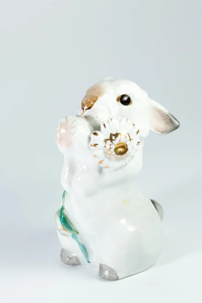 Vit porslin kanin på vit bakgrund — Stockfoto