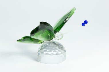 beyaz zemin üzerinde bir kelebek cam heykelcik