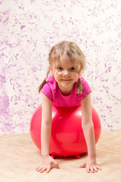 Schattig klein meisje met gymnastiek bal — Stockfoto
