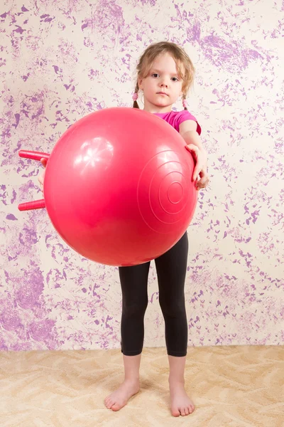 Mignonne petite fille avec balle de gymnastique — Photo
