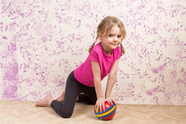 Menina bonito com bola pequena — Fotografia de Stock