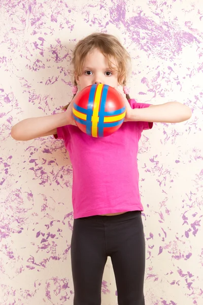 Schattig klein meisje met kleine bal — Stockfoto