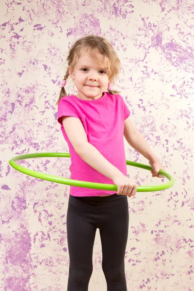 Schattig klein meisje met huls hoepel — Stockfoto