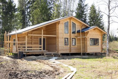 ormandaki yeni ahşap kır evi