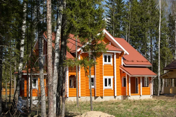 Nieuwe houten landhuis in bos — Stockfoto