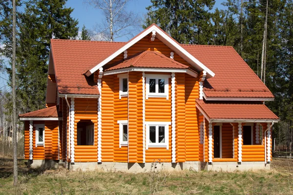 Nova casa de campo de madeira na floresta — Fotografia de Stock