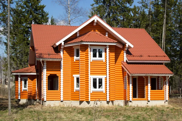 Nueva casa de campo de madera en el bosque — Foto de Stock