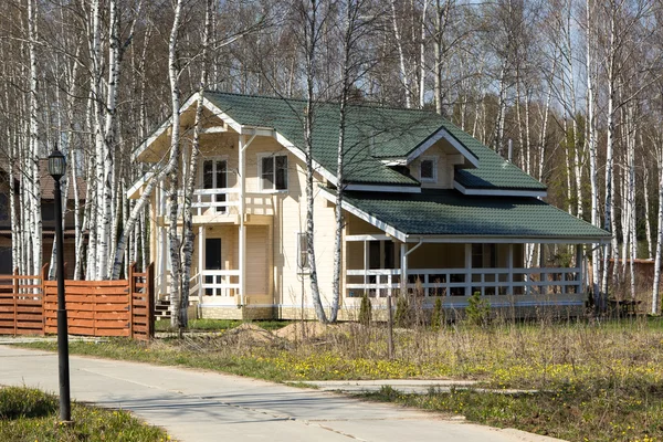 Nueva casa de campo de madera en el bosque — Foto de Stock