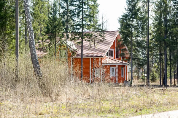 Neues hölzernes Landhaus im Wald — Stockfoto