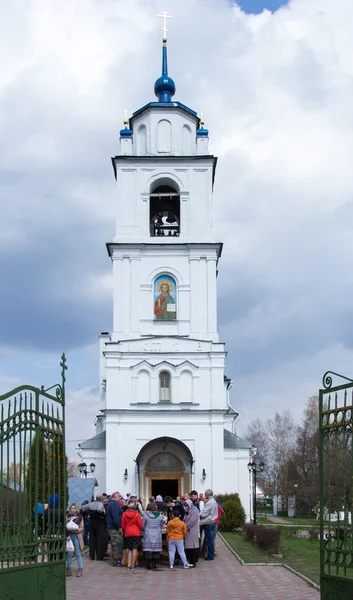 SPAS, RUSSIA - APRIL 30, 2016: parishioners near Church of the T — Stock Photo, Image