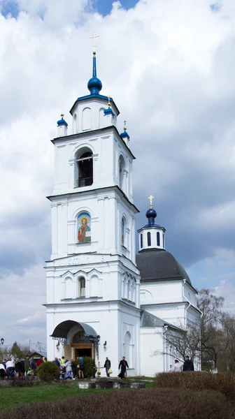 Spas, russland - 30. April 2016: Gemeindemitglieder in der Nähe der Kirche der — Stockfoto