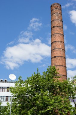 Eski tuğla kule mavi gökyüzünde
