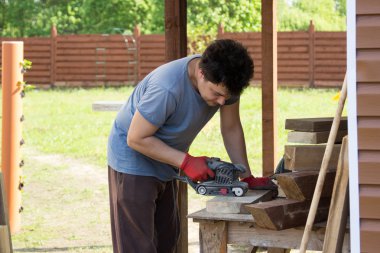 adam bir yönetim kurulu ile sander biler.