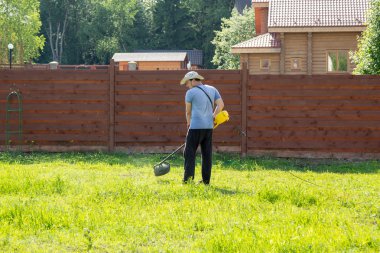 adam çim dize düzeltici ile mows.