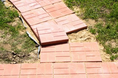 bitmemiş binayı yolu kırmızı beton döşeme