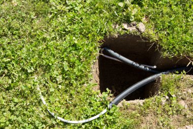 çukurda borularda elektrik kablo