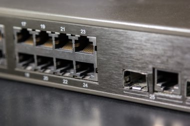 RJ45 bağlantı noktaları ve bir anahtarın ön panelde GBIC bağlantı noktası