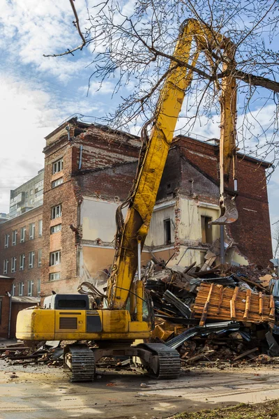 Kotrógép lerombolja a régi iskola épülete — Stock Fotó