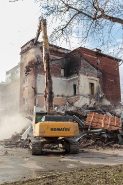 Moskova - 25 Mart 2015: Ekskavatör yıkan 205 schoo bina
