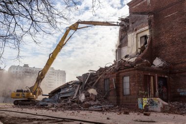 Moskova - 25 Mart 2015: Ekskavatör yıkan 205 schoo bina