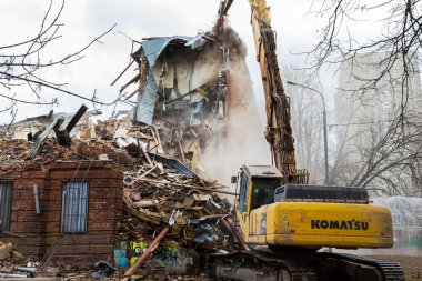 Moskova - 25 Mart 2015: Ekskavatör yıkan 205 schoo bina